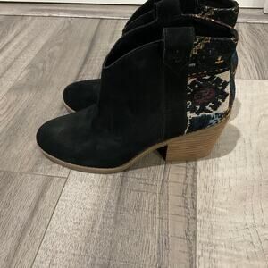 Tom’s Constance suede boots size 9 never worn.